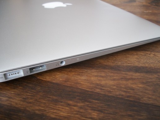 La MacBook Air es un equipo ultradelgado (1.7 cm en su parte más gruesa). Increíblemente posee un error de diseño: el conector de la fuente de carga esta al lado de uno de los dos conectores USB, haciendo que sea imposible tener ambos conectados a la vez.
