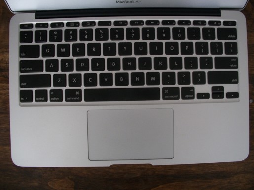 El teclado posee blacklight y tiene una gran distancia entre teclas.