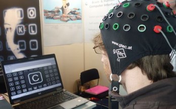 Un casco para enviar mensajes con el cerebro