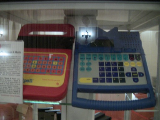 La Speak & Spell, lanzada por Texas Instrument en 1978, podía pronunciar lo que se escribiera en ella. La usó Homero en uno de los capítulos de Los Simpsons.