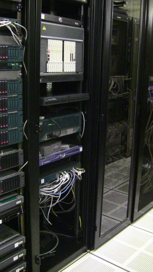 En este rack provee conectividad a Internet para que toda la información sea accedida rápidamente.