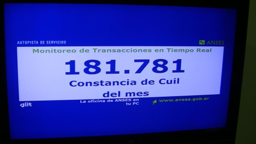 Al salir de la Anses, vemos que arriba de la puerta del ascesor hay un monitor con estadísticas. En sólo dos días se solicitaron 181.781 constancias de CUIL.