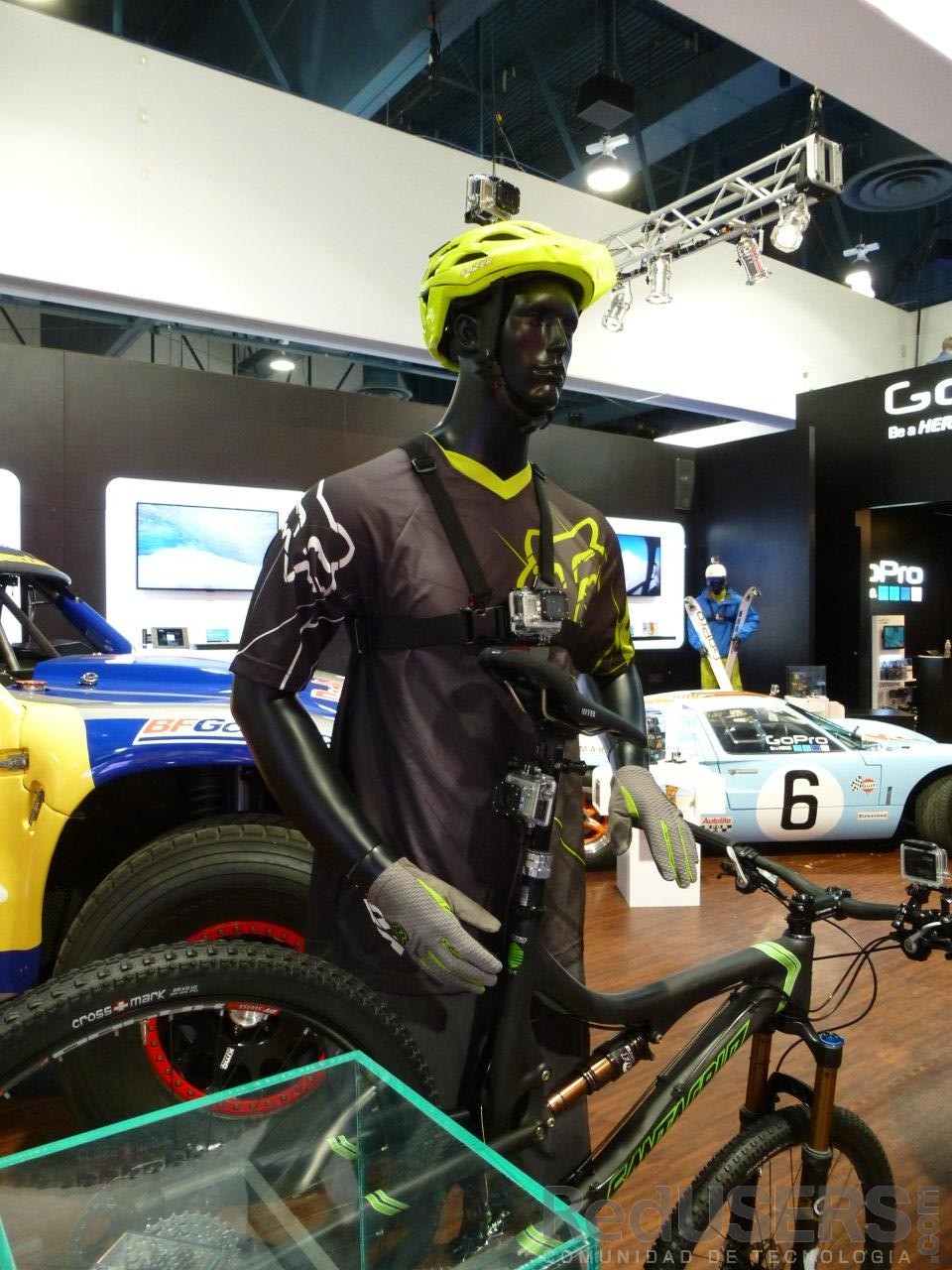 El maniquí de GoPro, rodeado de automóviles de competición