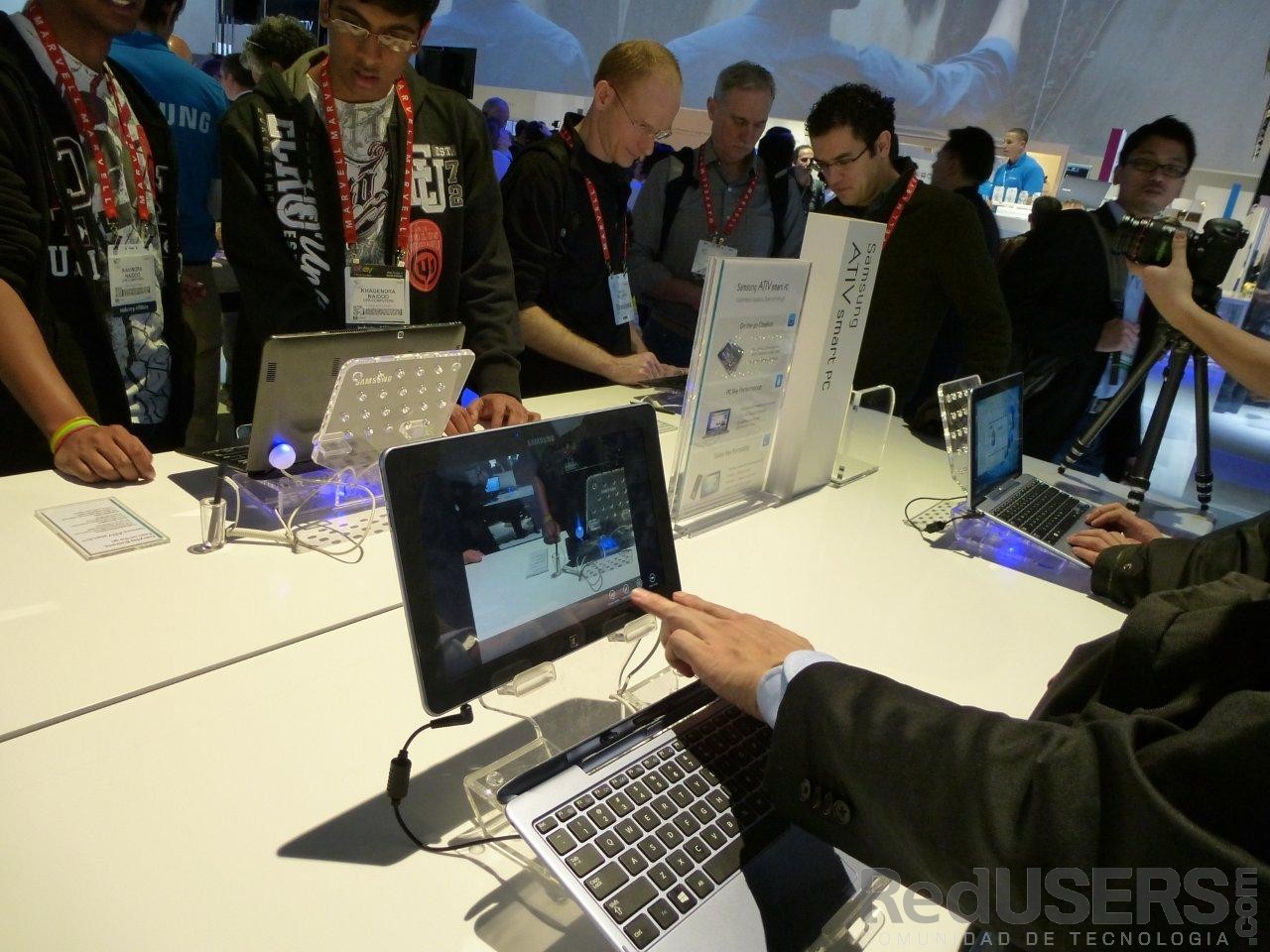 Los asistentes, probando a fondo la ATIV Smart PC