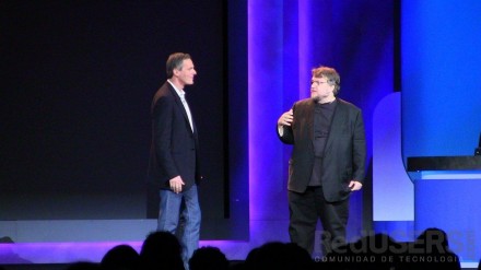 El cineasta Guillermo del Toro (derecha) participó de la presentación.