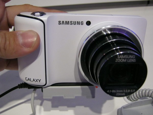 La Samsung Galaxy Camera, por delante.