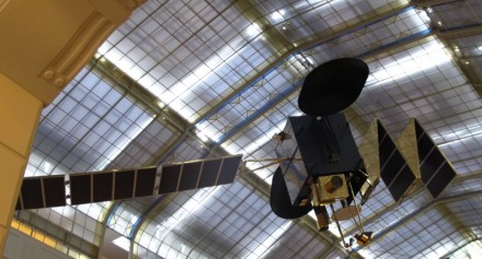 Un completo satélite con sus paneles solares es una de las primeras cosas que vemos al entrar al museo.