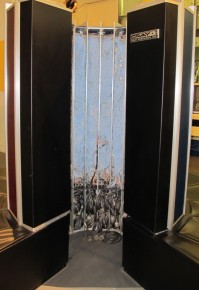 La Cray-1 es una de las supercomputadoras más potentes de la década de los 70, con enorme éxito en los años posteriores. Valía entre 5 y 8 millones de dólares, y se llegaron a vender más de 80 unidades, cuando no esperaban superar la docena. Eso celeste al medio es una masa de cables. Más info en http://es.wikipedia.org/wiki/Cray-1.