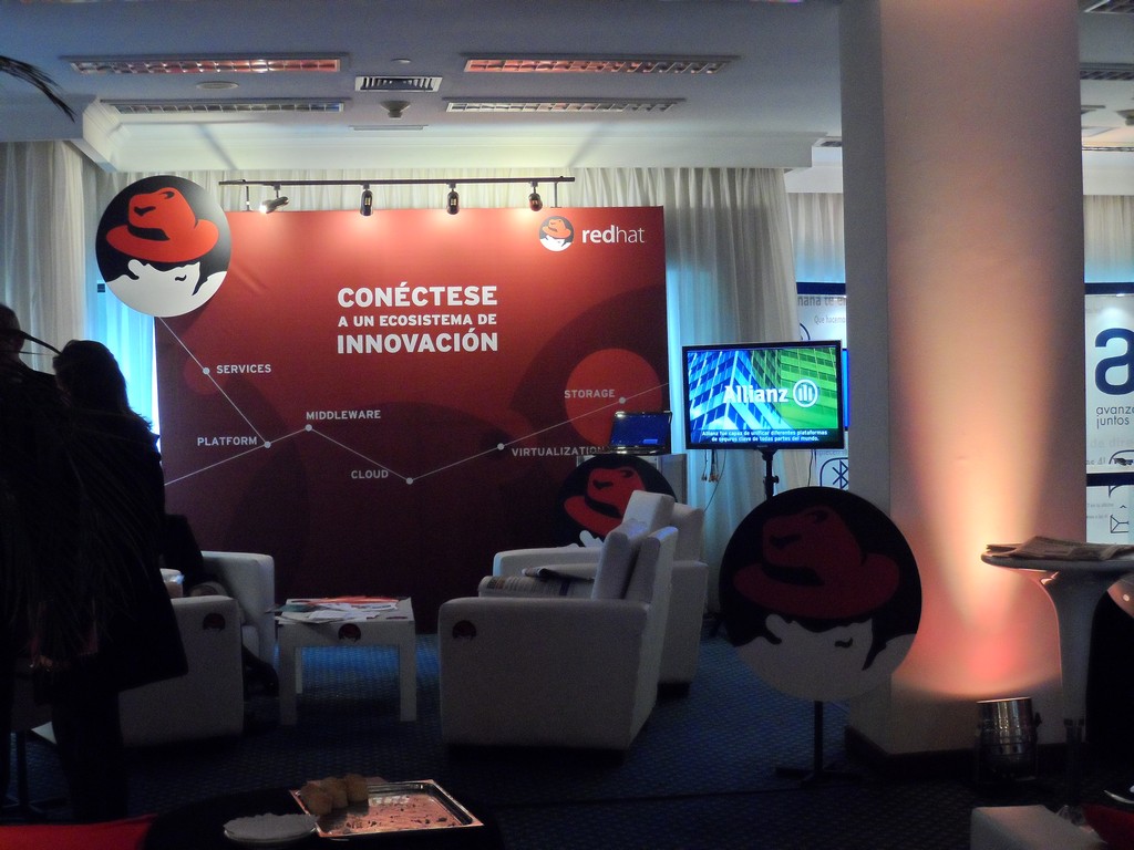 RedHat también dijo presente en Montevideo, montando su propio booth