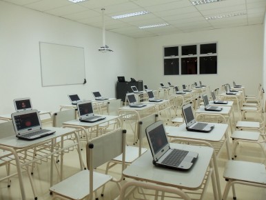 Las nueve aulas cuentan con proyector, 30 netbooks, una notebooks para el docente y dispositivo de pizarra digital.