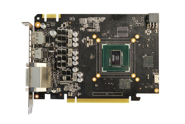 Aquí vemos el pequeño PCB de la GTX 960 sin el cooler DirectCu II. En la parte superior derecha se ve el conector de energía.