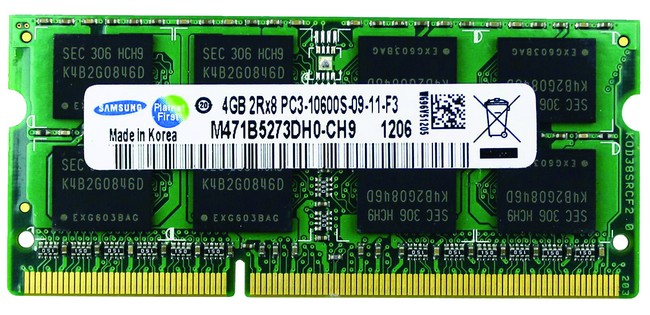 Los módulos de RAM SO-DIMM, utilizados en notebooks y netbooks, se reemplazan muy fácil retirando una pequeña tapita plástica en la parte inferior del equipo.