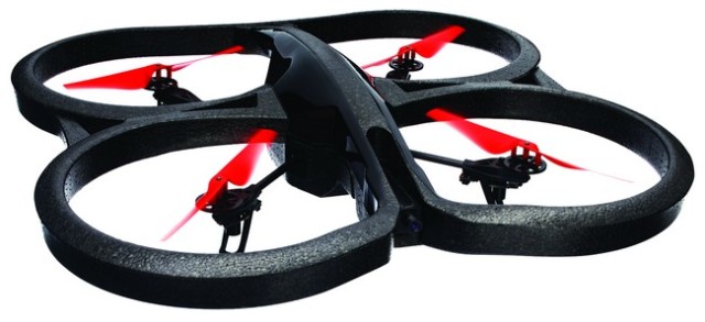 El Parrot AR.Drone 2.0 es uno de los más completos que se encuentran en el mercado local. Con cuatro motores y una autonomía de 12 minutos aproximadamente, el AR Drone 2.0 tiene una app para controlar su vuelo disponible en iOS y Android. Asimismo, cuenta con dos cámaras, la principal que graba en HD, un slot USB para conectar un pendrive y almacenar video y fotografías.