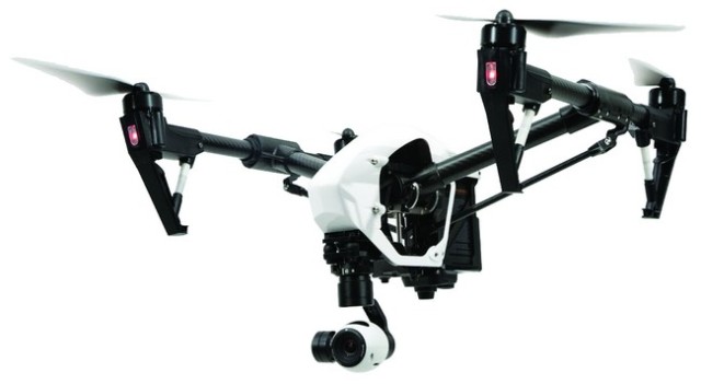 Diseñado para aquellas mentes abiertas e imaginativas que necesitan de un dispositivo de gran calidad que permite ser versátil y eficiente a la vez. El Dji Inspire 1 acumula la mejor tecnología de su empresa. Es ultra liviano, con un potente sistema de propulsión de cuatro hélices, un diseño aerodinámico, una cámara que graba en 4K y saca fotos de 12 MP, GPS y un control cómodo con pantalla que recibe la transmisión del drone.