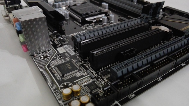 El mother permite colocar sólo dos placas AMD en CrossFire; o una NVIDIA GeForce.