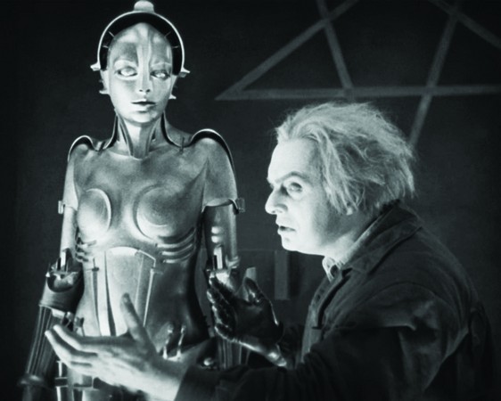 Rotwang instruye a María, el primer robot de la historia del cine, en el clásico de Fritz Lang de 1927 Metrópolis.