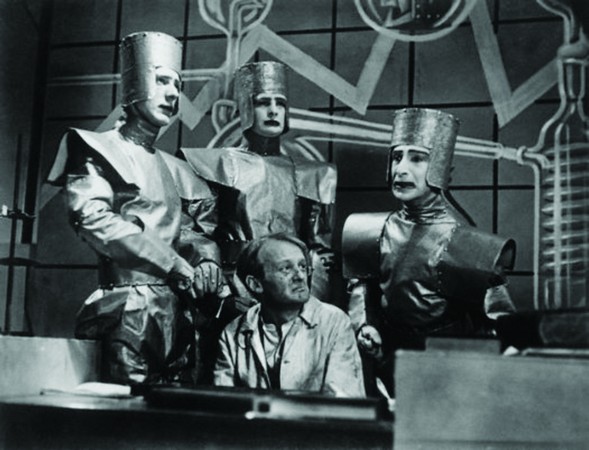 Los seres artificiales de la obra de teatro R.U.R de Karel Capek de 1921, la cual bautizaría a los autómatas con el nombre moderno de robot (sirviente en checo).