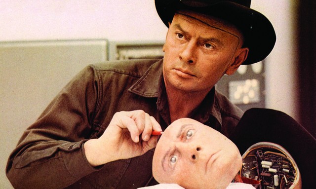 El pistolero androide (Yul Brynner) desata la rebelión en un parque de diversiones animado por robots en el filme Westworld (1973).